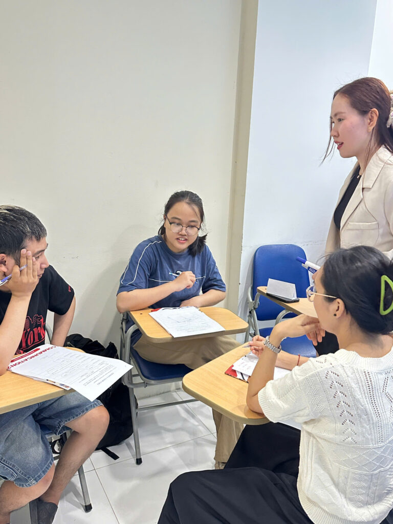 Môi trường có speaking thường xuyên giúp nhiều người học lý thuyết nhiều năm bắt đầu phản xạ tự nhiên hơn khi giao tiếp