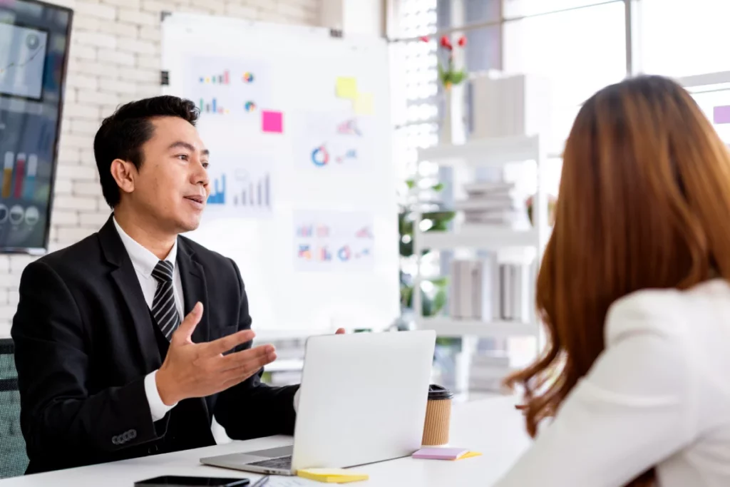 Nhân viên Sales B2B giới thiệu sản phẩm bằng tiếng Anh với khách hàng nước ngoài.