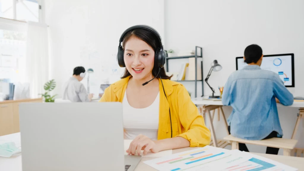 Nhân viên Sales B2B thực hiện sales call bằng tiếng Anh với khách hàng.