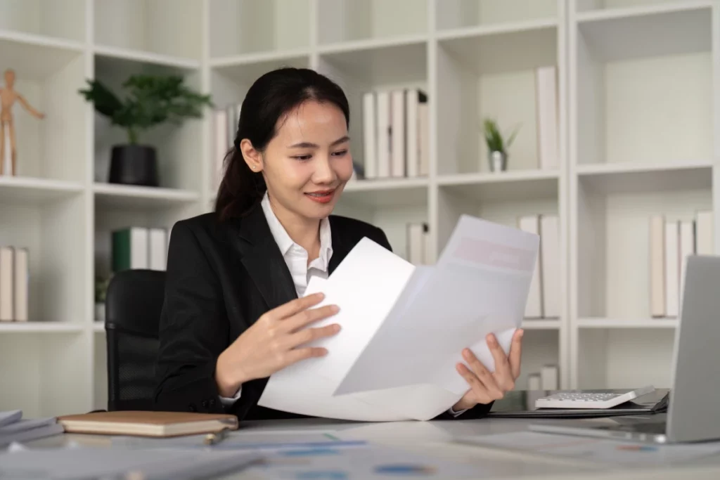 Nhân viên Sales B2B kiểm tra báo giá và soạn email bằng tiếng Anh