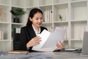 Nhân viên Sales B2B kiểm tra báo giá và soạn email bằng tiếng Anh