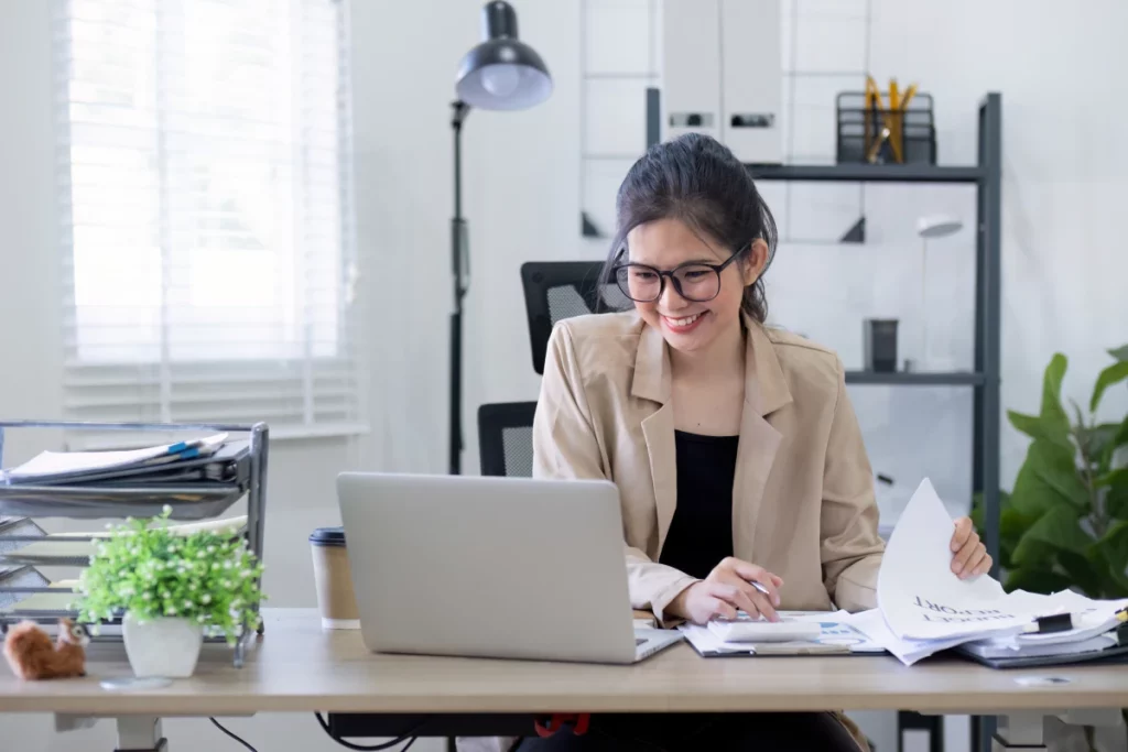 Nhân viên văn phòng soạn email chào hàng bằng tiếng Anh trên laptop
