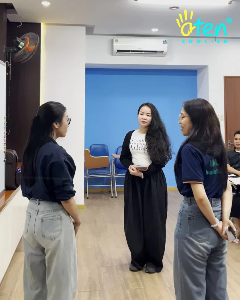 Học viên Aten thực hành giao tiếp tiếng Anh trong lớp học