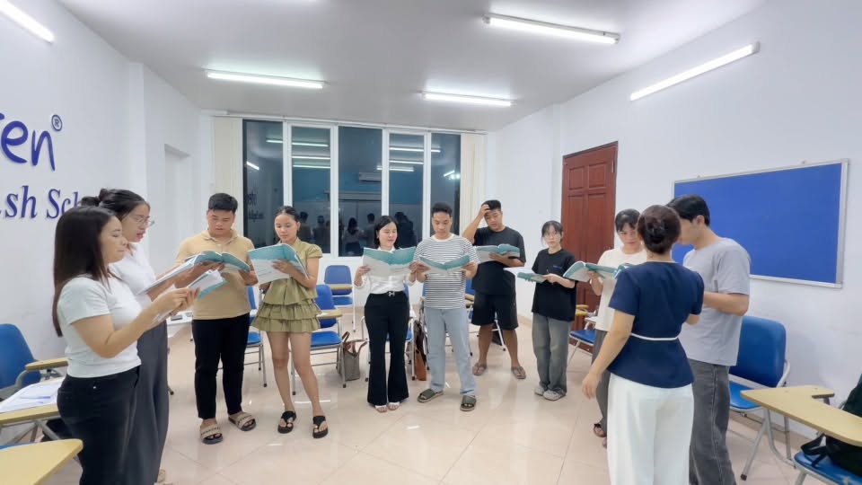 Học viên Aten thực hành giao tiếp tiếng Anh theo nhóm tại lớp