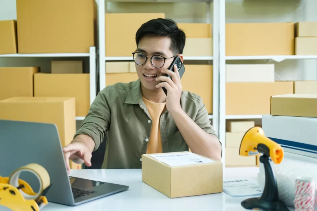 Nhân viên Logistics gọi điện cập nhật lịch trình lô hàng