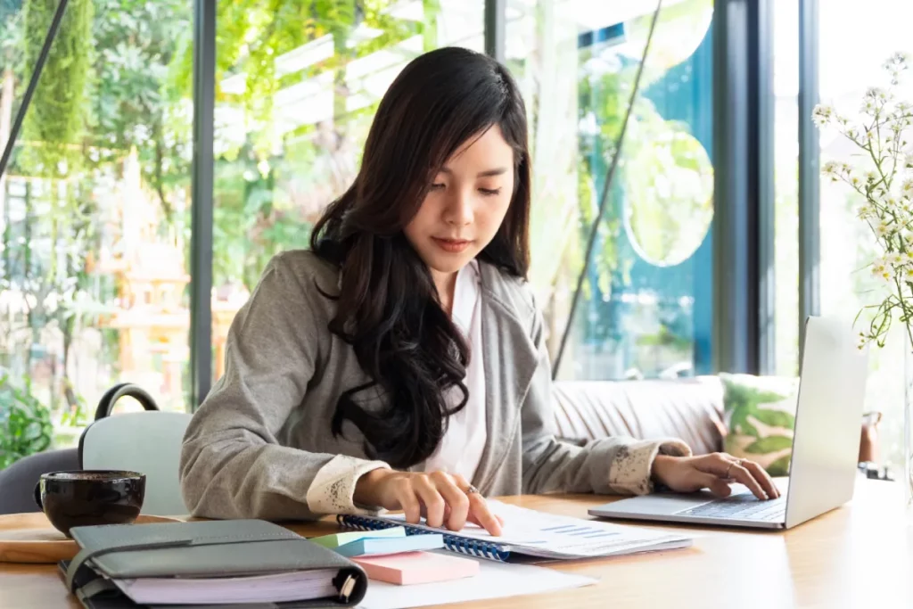 Nhân viên xuất nhập khẩu kiểm tra email và chứng từ trên máy tính