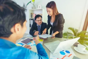 Nhân viên Sales B2B trao đổi và giới thiệu sản phẩm với khách hàng trong cuộc họp.