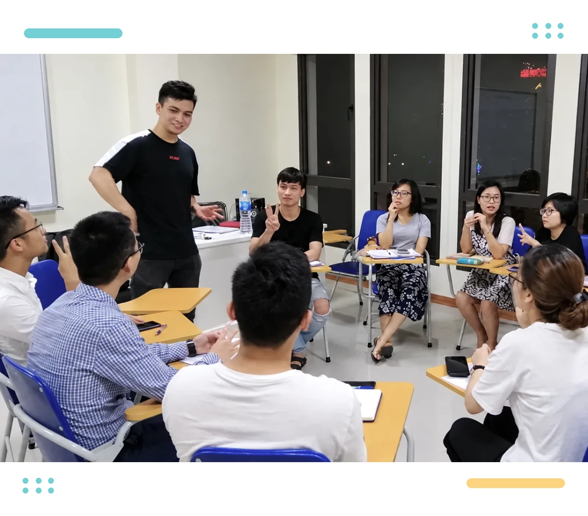 Giảng viên và học viên Aten thực hành giao tiếp trong lớp
