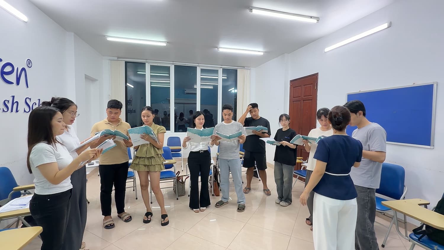 Học viên lớp PRO 258 thực hành phát âm tại Aten